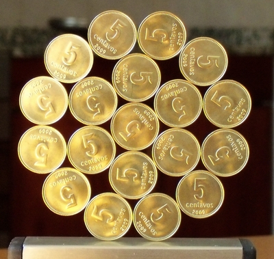 image:  Standing hexagonal   rose / mandala of coins of  Argentina  (center, r1,r2 :  5 cvs 2009)           